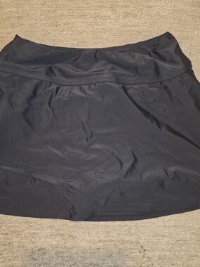 Hurley Women's UPF 50+ Performance Swim Skort in black Small